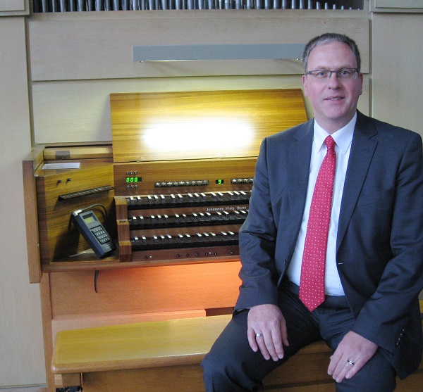 Joachim Dreher sitzt auf der Orgelbank