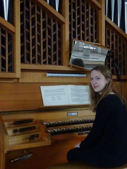 Jana Frangart an der Orgel
