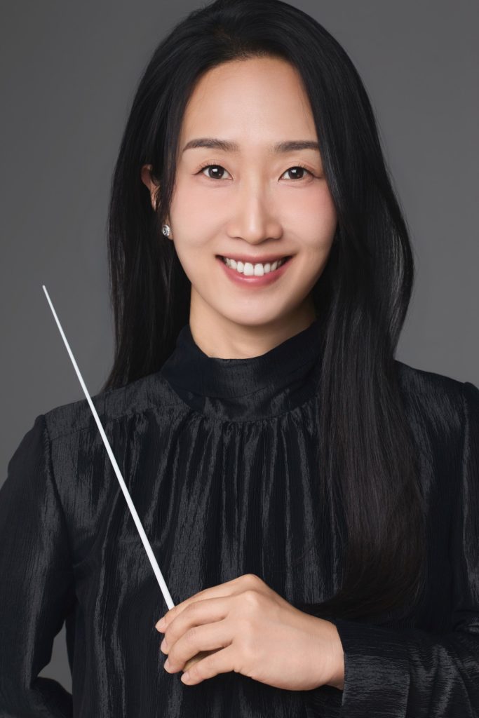 Porträtfoto: Ka Young Lee mit Dirigierstab