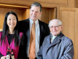Gruppenaufnahme von links nach rechts: Ka Young Lee, Uwe Maibaum und Dr. Gottfried Mehnert.